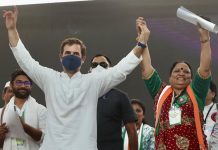 गुजरात के दाहोद में राहुल गांधी ने जनसभा को संबोधित करते हुए प्रधानमंत्री नरेंद्र मोदी पर जमकर निशाना साधा