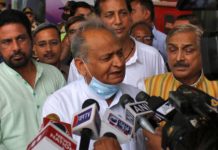 कांग्रेस नेताओं को अपने ही मुख्यालय जाने से रोके जाने पर CM गहलोत ने कहा “बीजेपी को इनकी हरकत भारी पड़ेगी”
